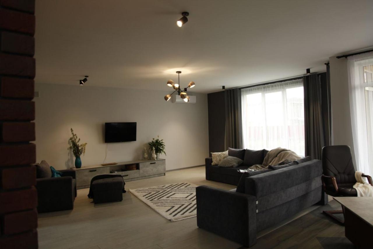 Uzhorod 3 Room Lovely House Buitenkant foto
